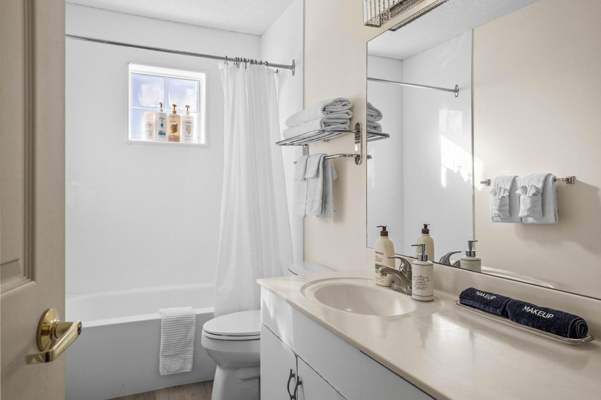 Apartamento B212 Hot Tub, Ac X3, Parking, 2 Min To Banff Gate Canmore Exterior foto