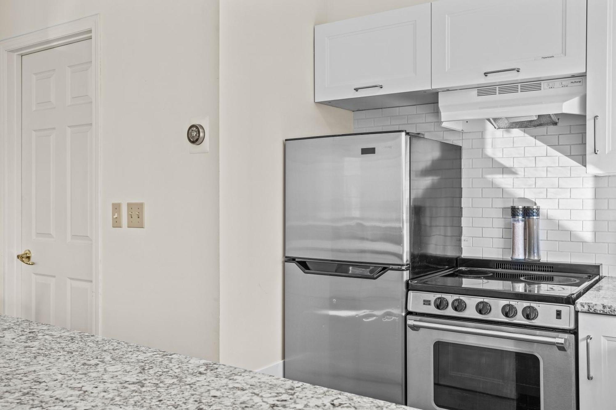 Apartamento B212 Hot Tub, Ac X3, Parking, 2 Min To Banff Gate Canmore Exterior foto