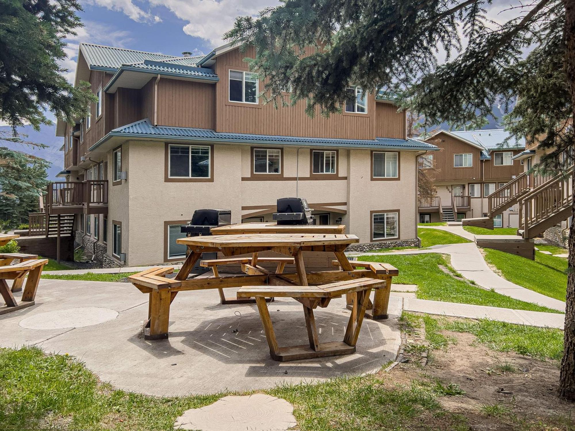 Apartamento B212 Hot Tub, Ac X3, Parking, 2 Min To Banff Gate Canmore Exterior foto